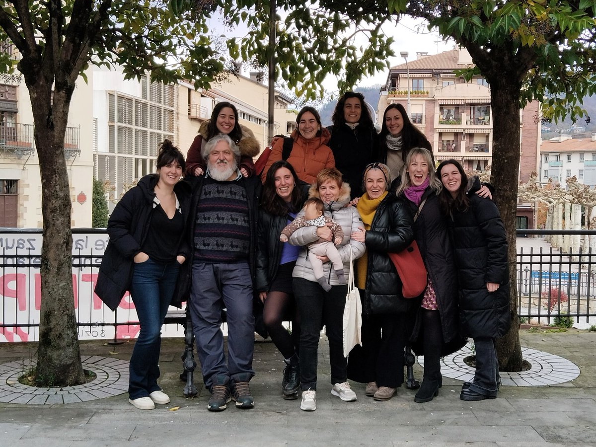 Itzuli gara eta ilusioz hastera goaz urtea. Gogotsu gaude zuekin berriz elkartzeko, bidelagun berriak egiteko,  proiektuei ekiteko...

Aurten ere, gizartea eraldatzeko erronkarekin jarraituko dugu, partaidetzatik, feminismotik eta ekonomia sozial eraldatzailetik.

Urte berri on!