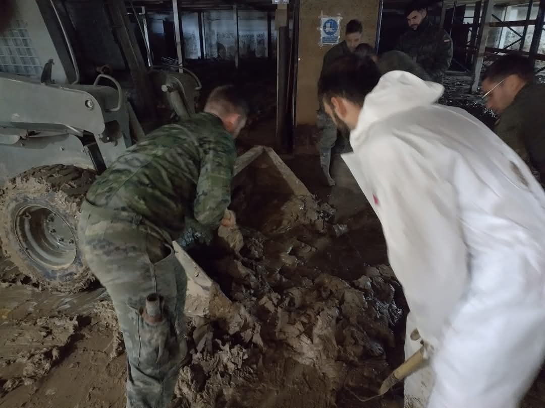 FUTER_ET's tweet image. Personal del #MATRANS y del #MING colaboran en tareas de limpieza y desescombro en las localidades de #Beniparrell y #Albal (#Valencia).
@EjercitoTierra
#SomostuEjército