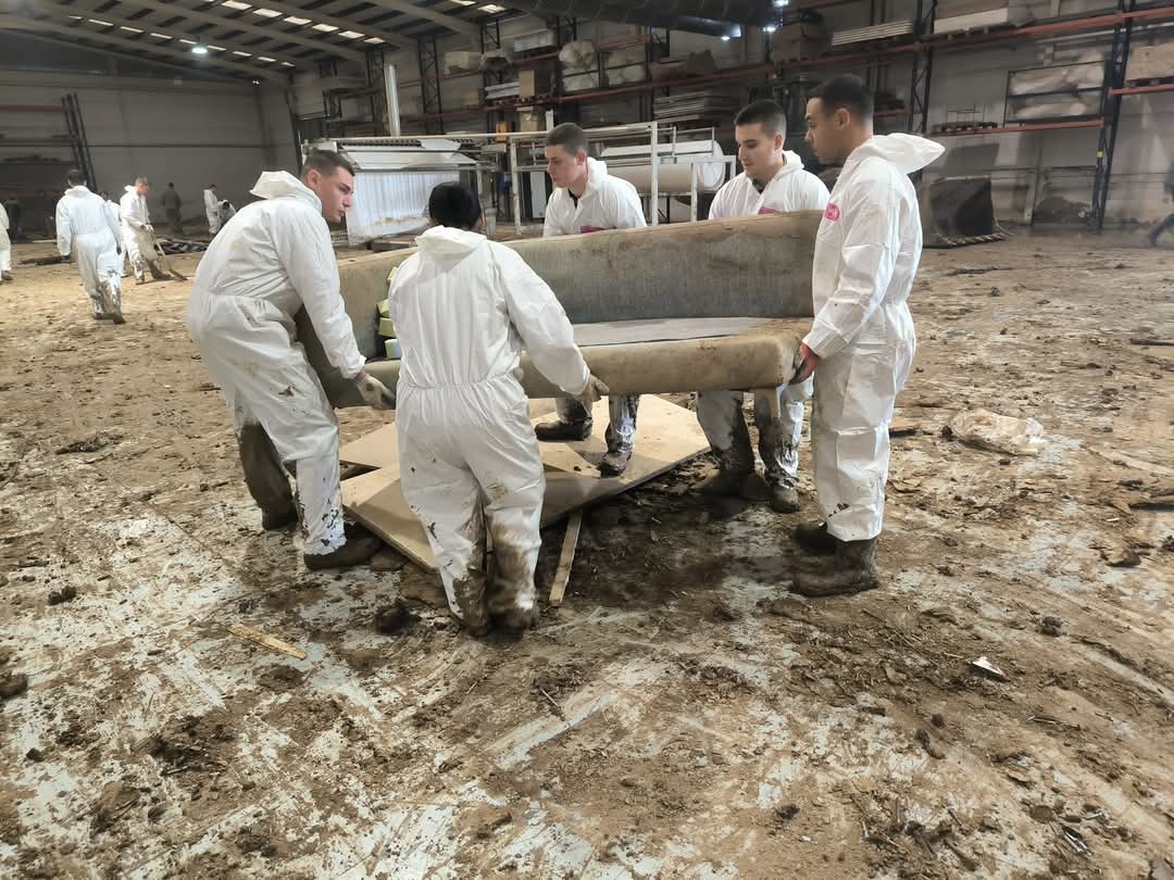 FUTER_ET's tweet image. Personal del #MATRANS y del #MING colaboran en tareas de limpieza y desescombro en las localidades de #Beniparrell y #Albal (#Valencia).
@EjercitoTierra
#SomostuEjército