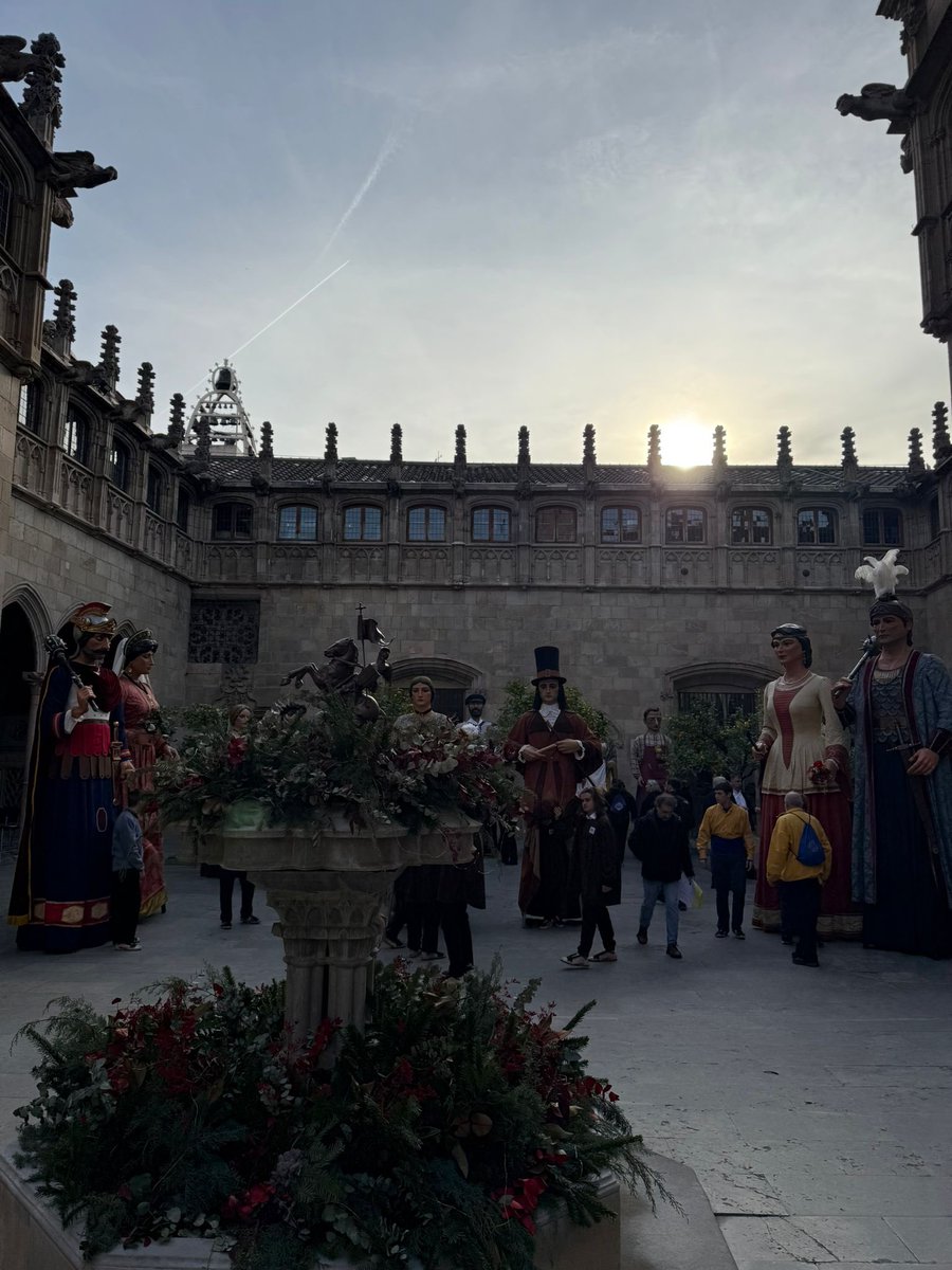casaentremesos's tweet photo. CONCERT DE CARILLÓ

En el primer concert de l’any els gegants de Ciutat Vella en son protagonistes.

Podeu veure dansar a Sant Jaume, Barceloneta, Caritat, plaça Nova, Casc Antic, Raval i sant Pere a partir de les 12h pel nostre canal de Youtube. 

👉 https://t.co/hM7PASHgRa https://t.co/mxfMpBr8l7