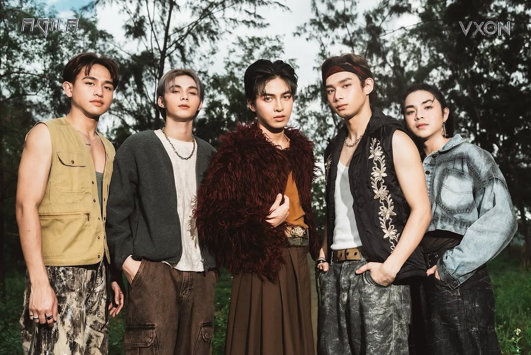 csmusicph's tweet photo. 'AGILA' 🪽

"Ako ang Agila, tanaw mo sa mata"

VXON SINGLE RELEASE | 01.10.25

#VXON #VXON_AGILA  #VXON_COMEBACK #PPOP https://t.co/PhYkx1FHGX