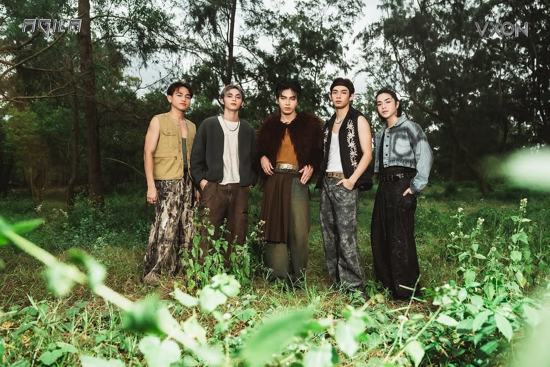 csmusicph's tweet photo. 'AGILA' 🪽

"Ako ang Agila, tanaw mo sa mata"

VXON SINGLE RELEASE | 01.10.25

#VXON #VXON_AGILA  #VXON_COMEBACK #PPOP https://t.co/PhYkx1FHGX