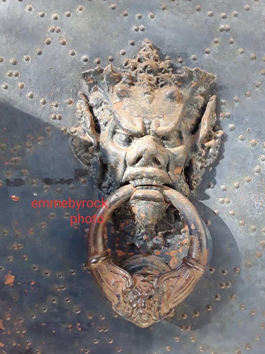 emmebyrock's tweet photo. #girando per la #città e #guardando, si possono #vedere piccoli #oggetti con tutta la loro #storia vissuta nel corso del #tempo. Un bell'antico #battente o battiporta con l'originale patina degli #anni #trascorsi. #Genova 
#emmebyrock #photo https://t.co/xHY6IW7FHu
