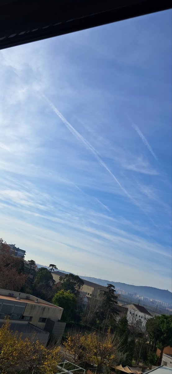 eoeeeeeeeeeeeee's tweet photo. #cieloentumedido #Barcelona #FelizAñoNuevo #geoingenieria #bioterrorismo #sequiainducida #chemtrails #dediaydenoche #nosenferman #lellamamcambioclimatico #estecielonoesnormal #nostomanportontos https://t.co/CwvyAaSaFM