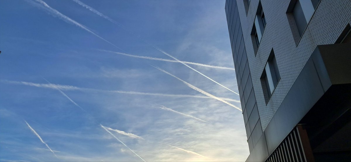 eoeeeeeeeeeeeee's tweet photo. #cieloentumedido #Barcelona #FelizAñoNuevo #geoingenieria #bioterrorismo #sequiainducida #chemtrails #dediaydenoche #nosenferman #lellamamcambioclimatico #estecielonoesnormal #nostomanportontos https://t.co/CwvyAaSaFM
