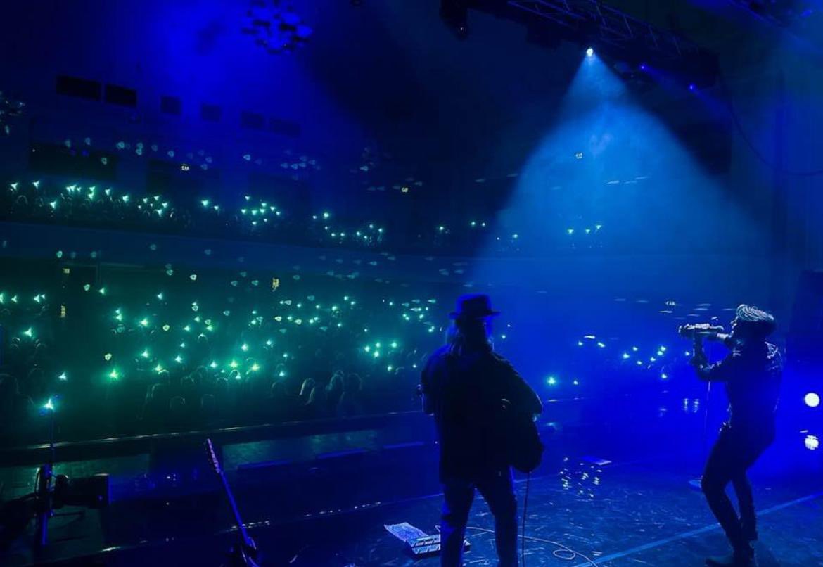 MrKrisJames's tweet photo. “Nothing compares to the magic of the stage and the glow of your lights. Can’t wait to do it all over again this year! 🌟🎤 New music coming soon—stay tuned! 🎶✨ #TourLife #BackOnStage #NewMusic” https://t.co/2zdTEwndVD