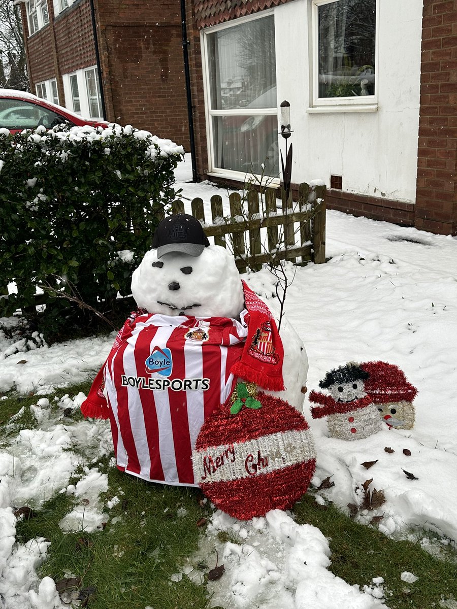 drew06836628's tweet photo. Ha’way the lads, a little sprinkle in Blackpool #safc @SunderlandAFC https://t.co/lVDmQX5EKS