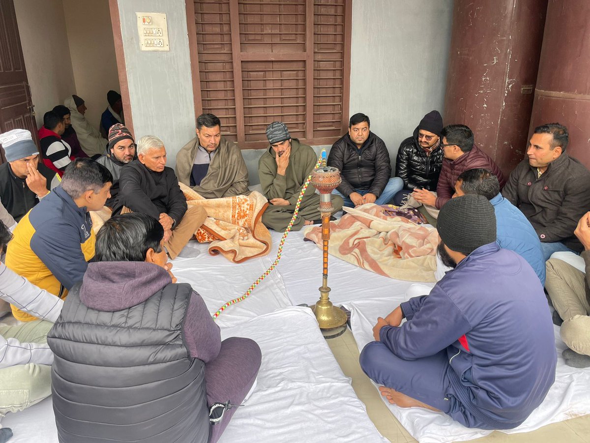 vijenderboxer1's tweet photo. हमारे परिवार के बेहद करीबी Dspअखिल बॉक्सर जी निवास स्थान पर पहुंचे और स्वर्गीय चौधरी महिपाल जी को श्रद्धांजलि अर्पित की।उनकी यह आत्मीय उपस्थिति हमारे परिवार के प्रति गहरी सहानुभूति और सम्मान का प्रतीक है। हम उनके प्रति हृदय से आभार व्यक्त करते हैं।
@boxervijender
#akhilkumar https://t.co/tTpIJmUnZN