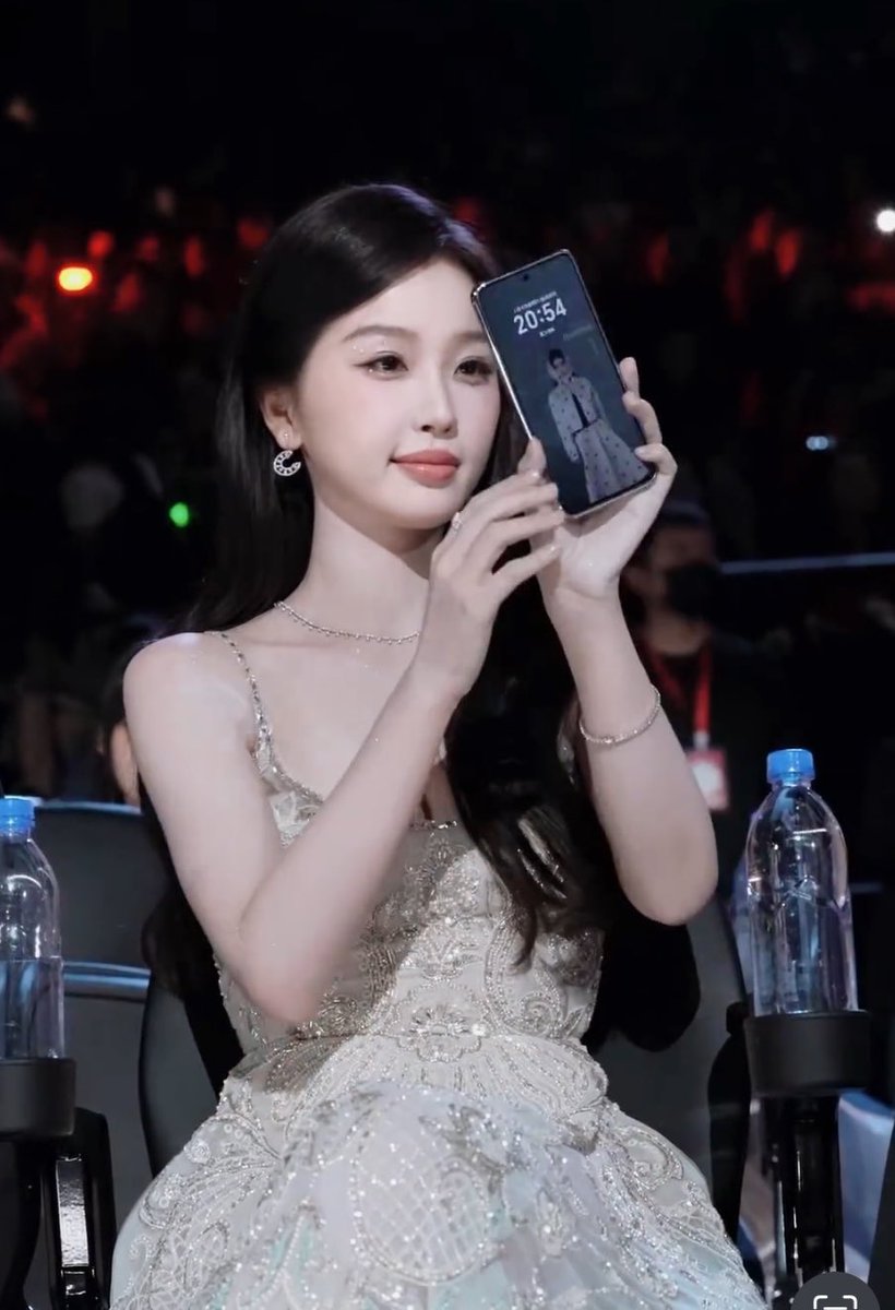 xinnamjeon's tweet photo. insane 😭 yu shuxin’s wallpaper is ju jingyi https://t.co/eEHMBzdLVv