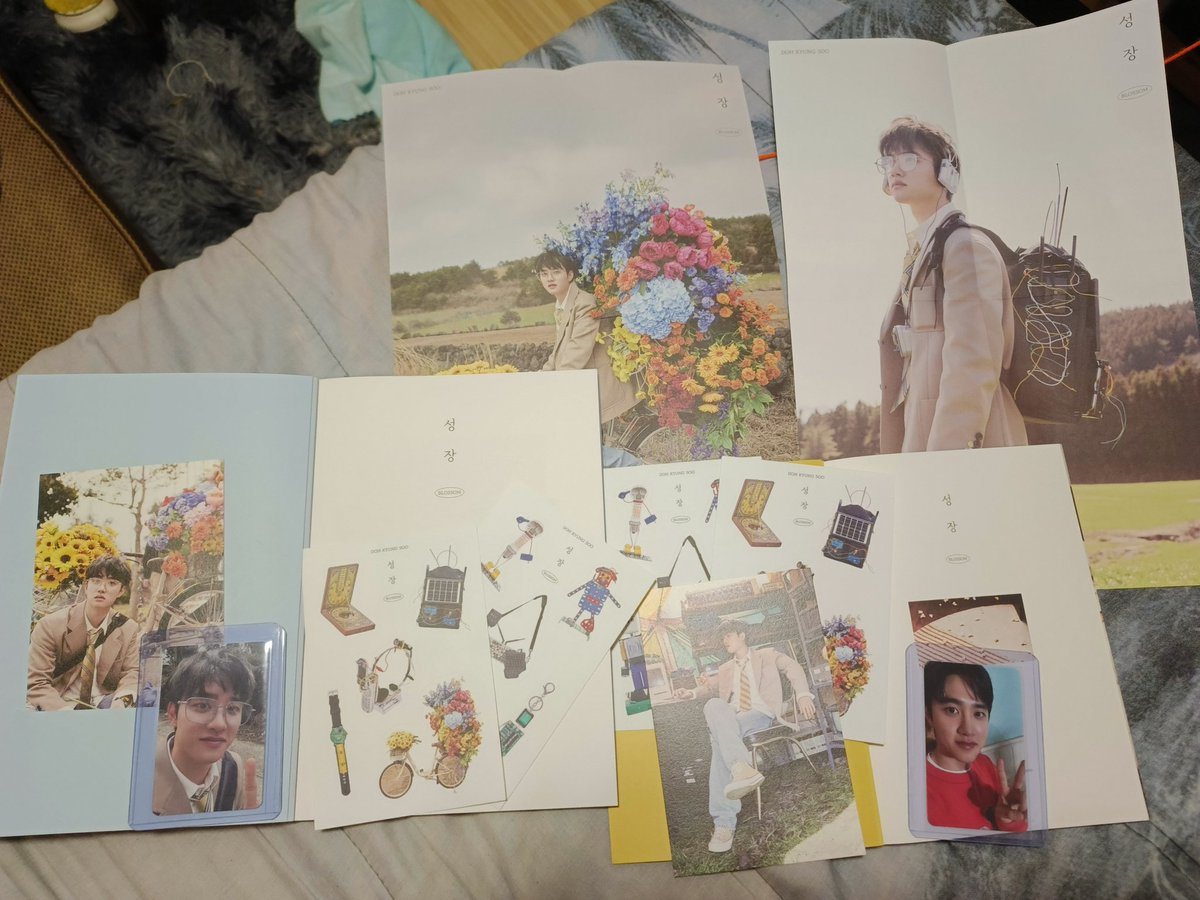 LG_rainEXO's tweet photo. Ayun na nga

Dumating na nga

Mga last minute decision ko ng 2024.

Thanks @bmariaerigom for telling that @xiuhouls still have Kyungsoo album.. 

My plan was to buy the popcorn version tas Mars na ung decided ko pero sayang Kasi hahaha kaya both ver na kinuha ko
#ray_ceived https://t.co/gRgjasttRf