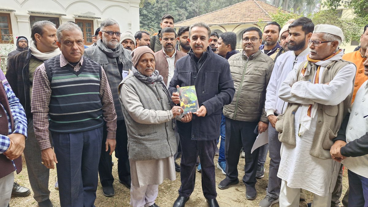 KVSinghMPGonda's tweet photo. "जन-जन की सेवा ही मेरा लक्ष्य"
मनकापुर कोट में लोकसभा क्षेत्र गोण्डा से आये हुए सम्मानित नागरिको का कुशल-क्षेम जानकर सबकी समस्याओ को सुना एवं उनके त्वरित समाधान हेतु सम्बंधित अधिकारियों को निर्देशित किया। https://t.co/5RTTwv7o5x
