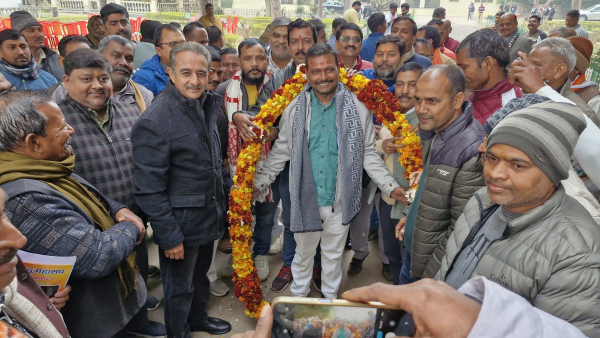KVSinghMPGonda's tweet photo. "जन-जन की सेवा ही मेरा लक्ष्य"
मनकापुर कोट में लोकसभा क्षेत्र गोण्डा से आये हुए सम्मानित नागरिको का कुशल-क्षेम जानकर सबकी समस्याओ को सुना एवं उनके त्वरित समाधान हेतु सम्बंधित अधिकारियों को निर्देशित किया। https://t.co/5RTTwv7o5x