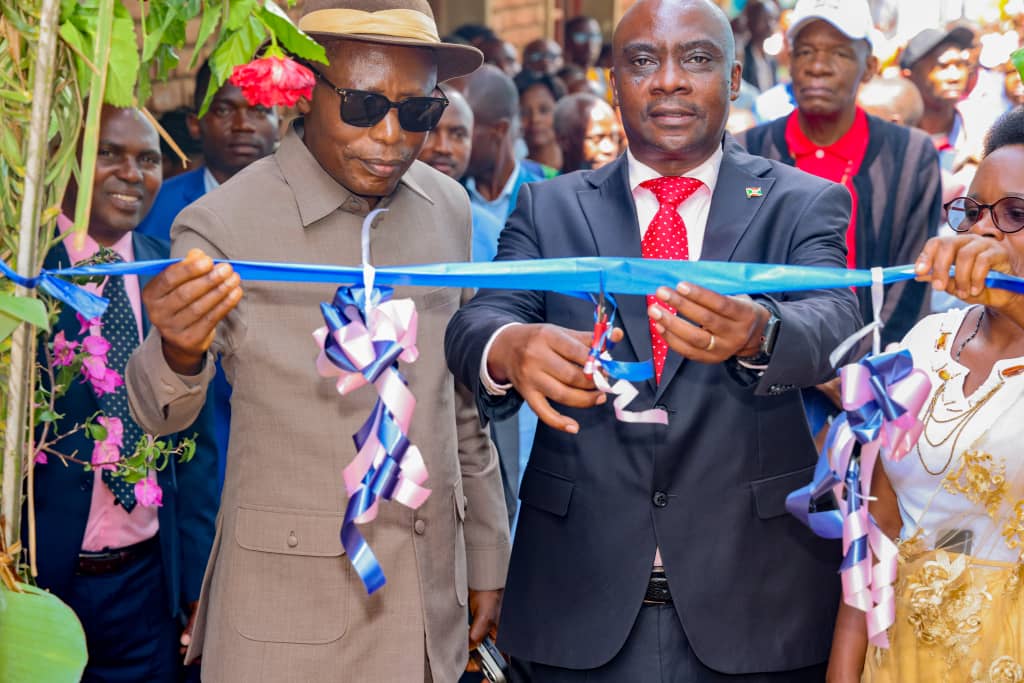 RTNBurundi's tweet photo. #Burundi: Le Gouverneur de @BujumburaProv, Désiré Nsengiyumva, a inauguré ce samedi 4 janvier 2025 une école à deux niveaux composée de 6 salles de classe et 3 bureaux, construite sur la colline #Burima, sous l'initiative de l'honorable Zénon Ndaruvukanye. https://t.co/GW6O0QB1bz