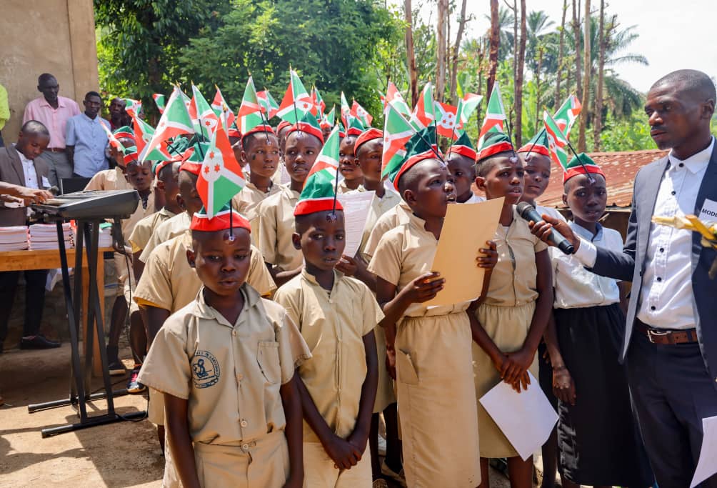 RTNBurundi's tweet photo. #Burundi: Le Gouverneur de @BujumburaProv, Désiré Nsengiyumva, a inauguré ce samedi 4 janvier 2025 une école à deux niveaux composée de 6 salles de classe et 3 bureaux, construite sur la colline #Burima, sous l'initiative de l'honorable Zénon Ndaruvukanye. https://t.co/GW6O0QB1bz