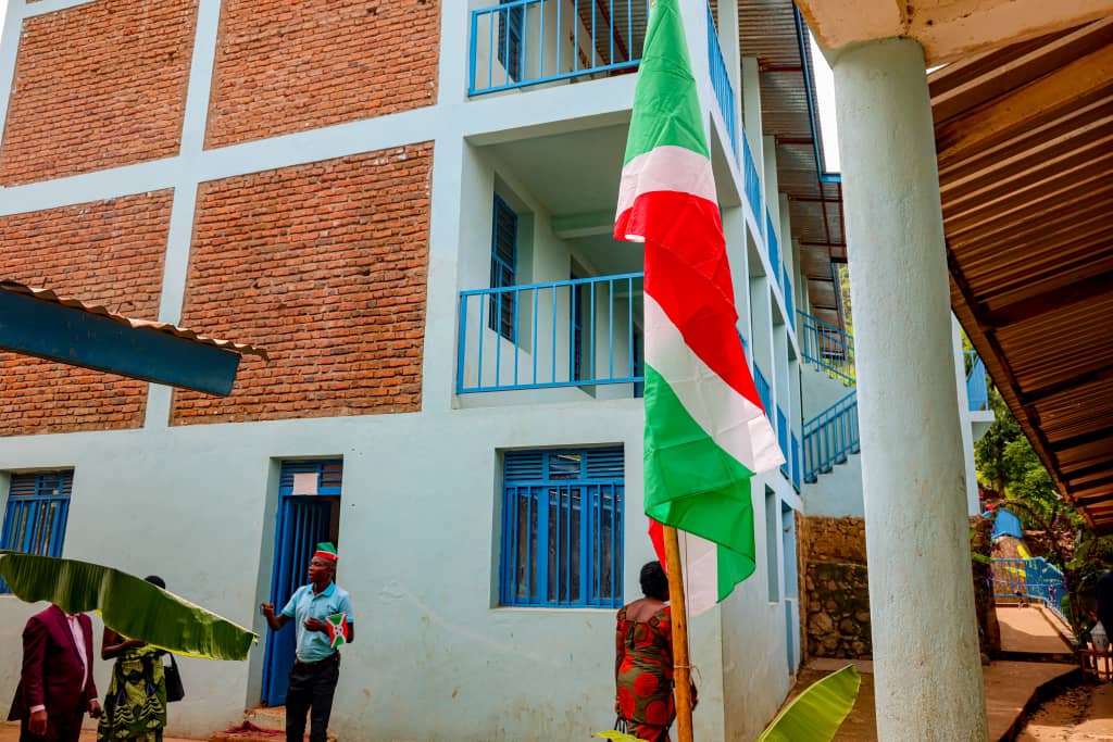 RTNBurundi's tweet photo. #Burundi: Le Gouverneur de @BujumburaProv, Désiré Nsengiyumva, a inauguré ce samedi 4 janvier 2025 une école à deux niveaux composée de 6 salles de classe et 3 bureaux, construite sur la colline #Burima, sous l'initiative de l'honorable Zénon Ndaruvukanye. https://t.co/GW6O0QB1bz