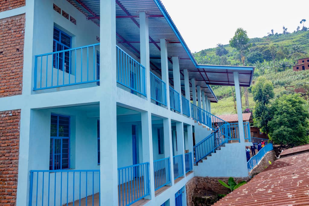 RTNBurundi's tweet photo. #Burundi: Le Gouverneur de @BujumburaProv, Désiré Nsengiyumva, a inauguré ce samedi 4 janvier 2025 une école à deux niveaux composée de 6 salles de classe et 3 bureaux, construite sur la colline #Burima, sous l'initiative de l'honorable Zénon Ndaruvukanye. https://t.co/GW6O0QB1bz