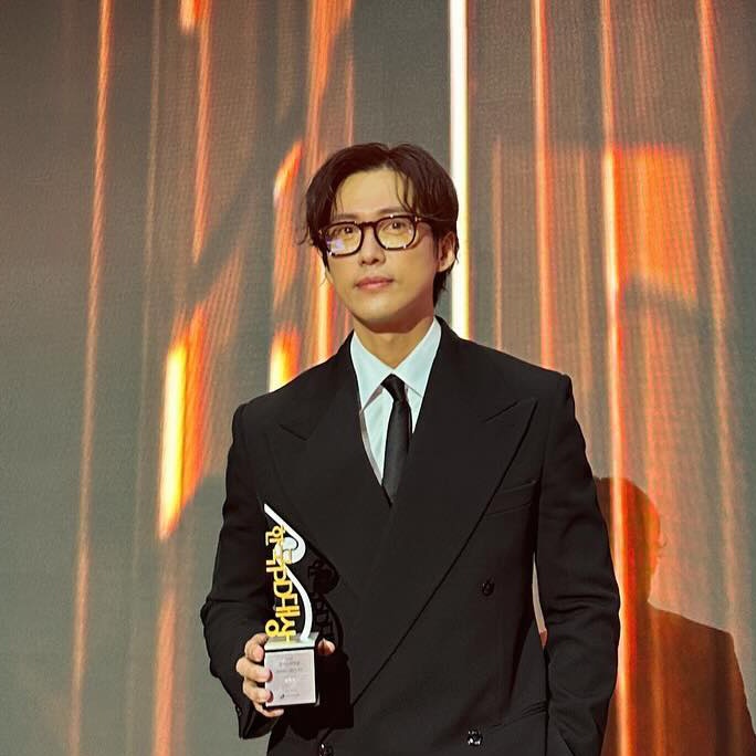 oeg_1210's tweet photo. 블랙수트랑 안경 좋네요 https://t.co/iw9xZ8TXiN