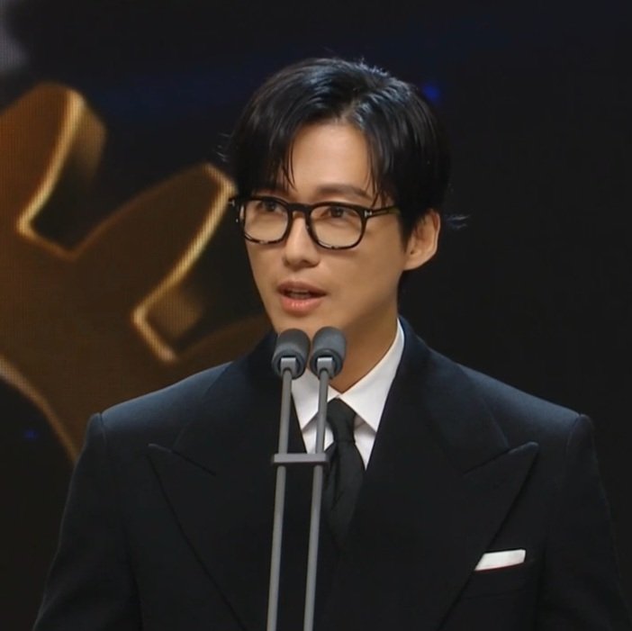 oeg_1210's tweet photo. 블랙수트랑 안경 좋네요 https://t.co/iw9xZ8TXiN