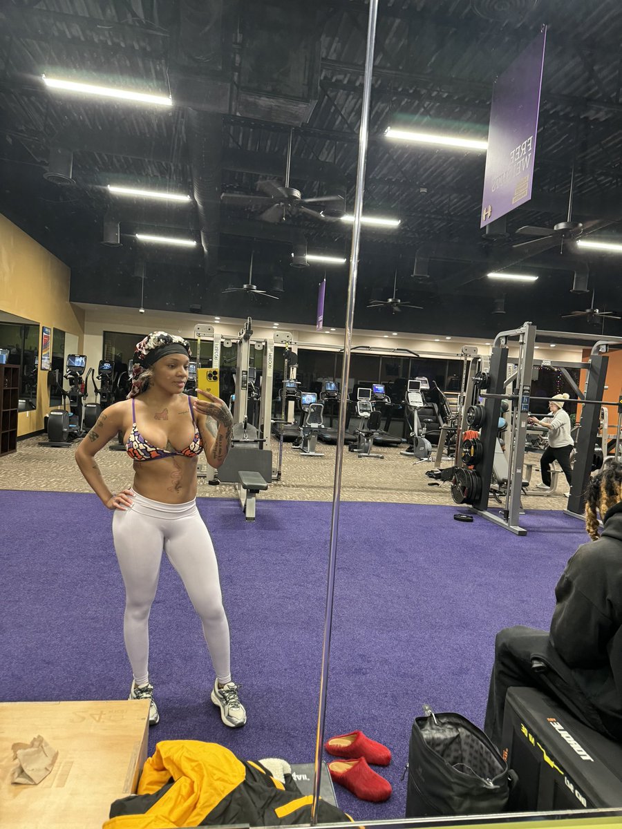 GloTheofficial's tweet photo. Get yall ass up &amp; get in dat gym !!! https://t.co/icMUjroCrc