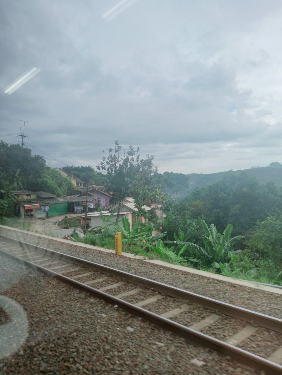 bornspears's tweet photo. in the train dumps https://t.co/uhUgCA1ksx