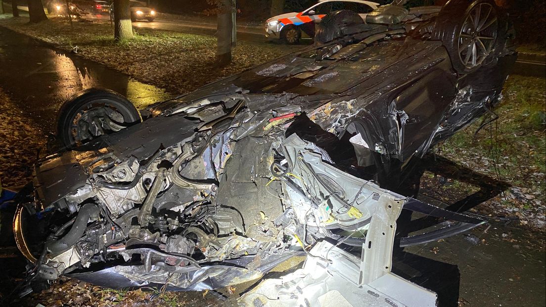 Auto belandt op de kop in Swalmen: automobilist slaat op de vlucht