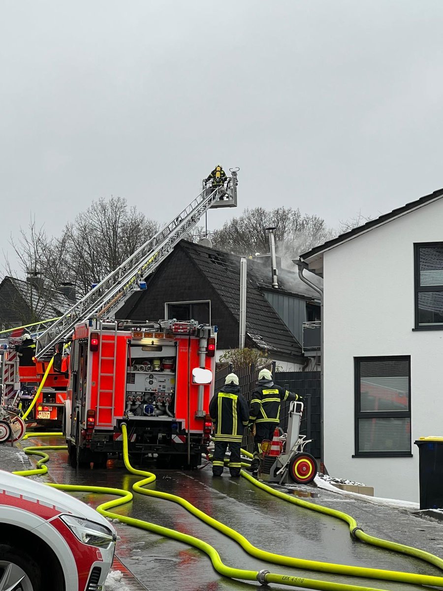 FeuerwehrWitten's tweet photo. ‼️ Update Rauhe Egge‼️
#Feuerwehr #Witten
#einsatzfürwitten #FwWit
Dachstuhlbrand unter Kontrolle.
2 Drehleitern im Einsatz.
Stadtwerke unterstützt vor Ort.
Keine verletzten Personen
Grundschutz wird durch die LE 3 von der
Hauptwache sichergestellt. https://t.co/aQFdfQAvaj