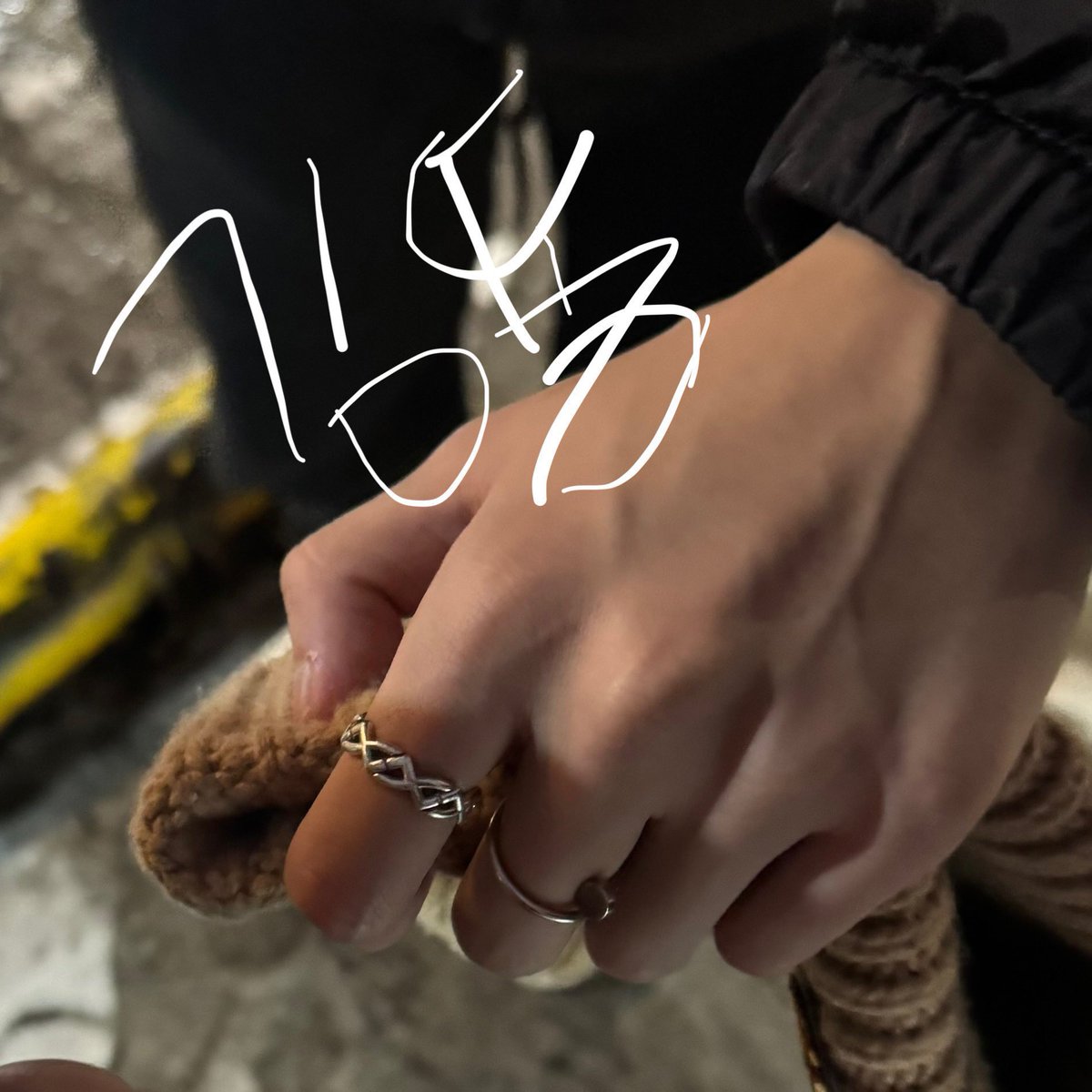 ㅠ ㅠ 해찬니 손이 진짜 이쁘게 생김.. 
부럽다