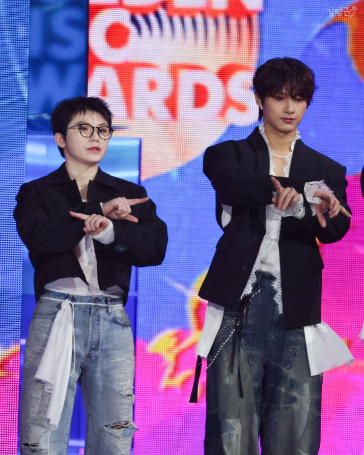 erin_carrot's tweet photo. 250105 GDA pre 

오랜만에 준이도 같이 쎄더넴! 

#준 #jun #우지 #WOOZI #세븐틴 #SEVENTEEN https://t.co/NST65nwER1