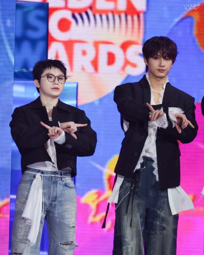 erin_carrot's tweet photo. 250105 GDA pre 

오랜만에 준이도 같이 쎄더넴! 

#준 #jun #우지 #WOOZI #세븐틴 #SEVENTEEN https://t.co/NST65nwER1