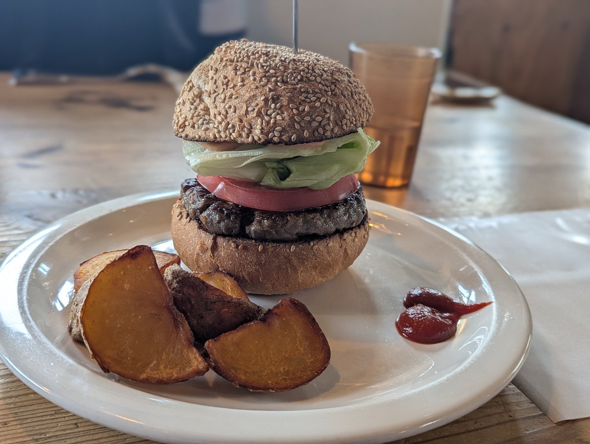 DengekizakaCOR's tweet image. ハンバーガーが格別でしたわな。
ジャガイモのホックリカリカリ感もナイスでした。
#ダコタ