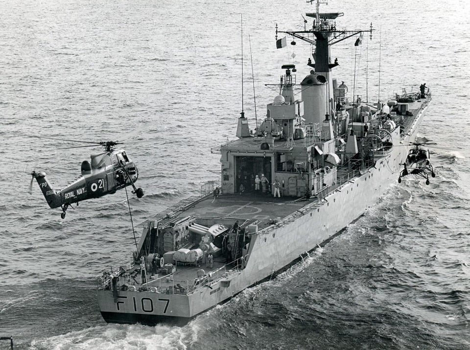r116440's tweet photo. 🇬🇧 @RoyalNavy Lead #frigate of her class (Type 12M) HMS Rothesay (F107) after her 1968 modernisation #warship #navy #naval #F107 #HMSRothesay https://t.co/WzFB7DiVIT