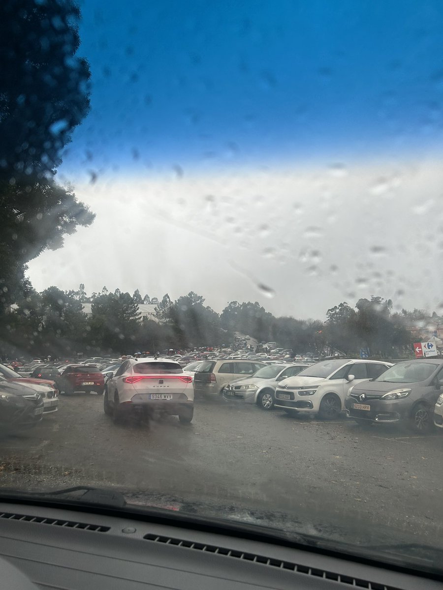 Si hacéis zoom veréis la cola de gente que ya había a las 11:00 para ver la Cabalgata de Reyes de Vigo (IFEVI). Ahora llueve a cántaros así que nos hemos cancelado la misión.