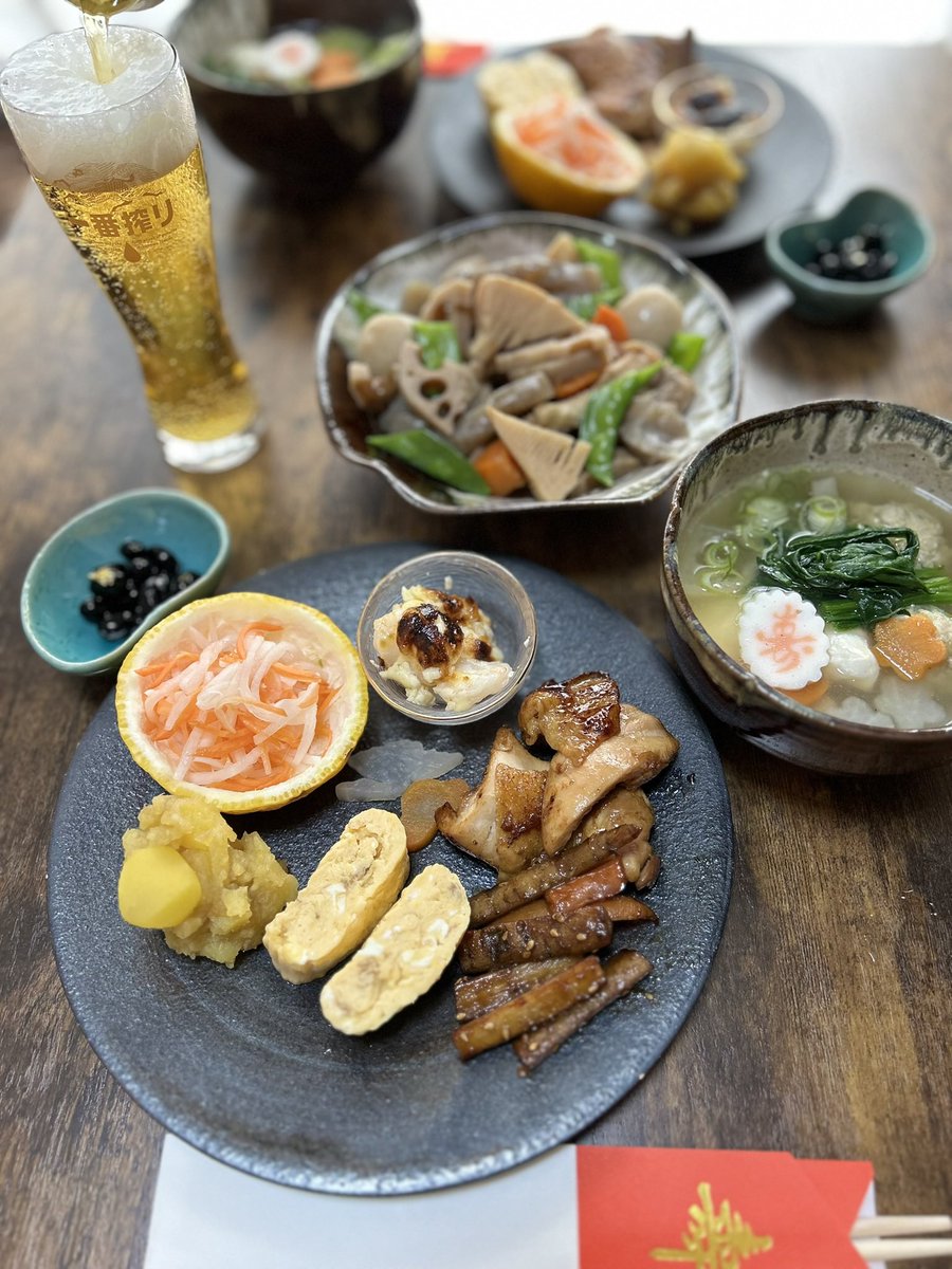 qwprf's tweet photo. あけましておめでとうございます♡
今年も美味しいものいっぱい食べるぞ🍜
（ライブとスノボもいっぱい行くぞ…） https://t.co/XoXEXswEhP
