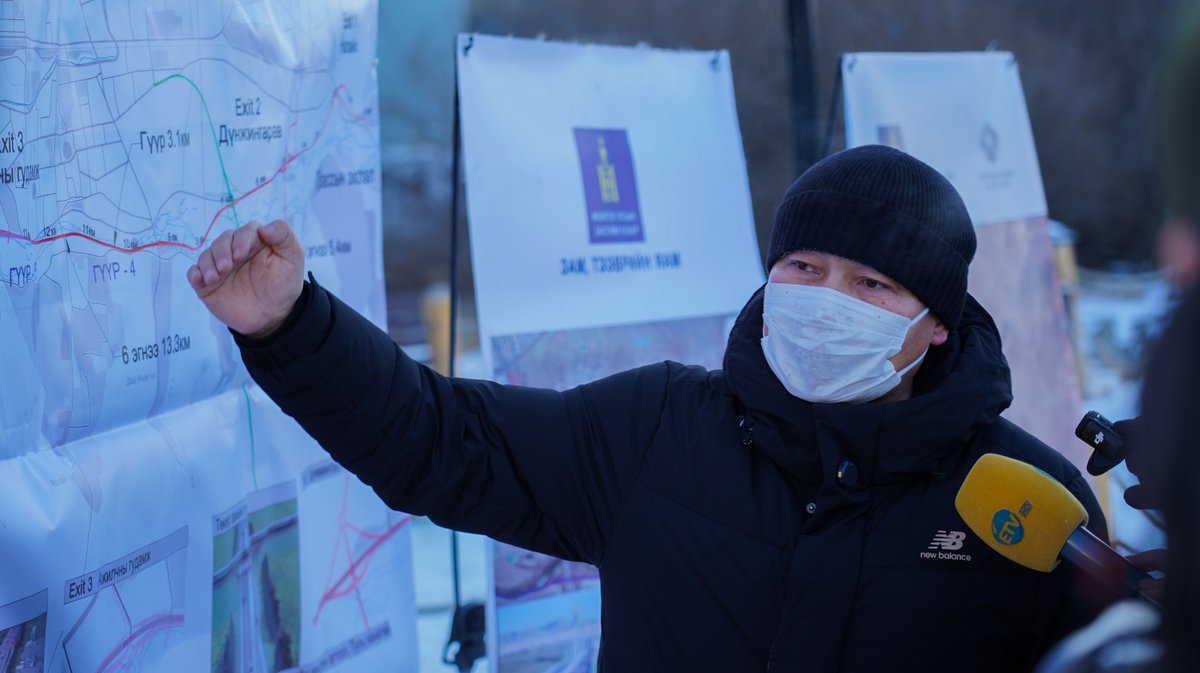 KhNyambaatar's tweet photo. Монгол Улсын Засгийн газраас 2025 оныг Нийслэл Улаанбаатар хотын дэд бүтцийн хөгжлийг дэмжих жил болгон зарласан. Үүний хүрээнд ирэх жилүүдэд хийгдэх томоохон бүтээн байгуулалтын ажлуудын нэг болох Туулын хурдны замын гүүрэн тунель огтлолцох цэгт Монгол Улсын Ерөнхий сайд Л.Оюун-Эрдэнэ болон Зам, тээврийн сайд Б.Дэлгэрсайхан болон холбогдох албаны хүмүүстэй ажиллалаа.

Туулын хурдны замын тендерийг энэ сард багтаан зарлаж, бүтээн байгуулалтын ажлыг ирэх дөрөвдүгээр сард эхлүүлэхээр бэлтгэл хангаж байна. Түүнчлэн 32 км урт хурдны замыг 24 сарын хугацаанд барихаар төлөвлөсөн. Уг зам хотын урд талын гүүрнүүд дээгүүр гарах гүүрэн байгууламжтай байхаараа онцлогтой. Гүүрэн байгууламжуудын бүтээн байгуулалтын ажлыг хийхдээ одоо байгаа гүүрний зорчих хөдөлгөөнийг хаалгүйгээр хийхээр төлөвлөсөн.

Уг зам зүүн талдаа Баянзүрхийн гүүрнээс эхэлж, баруун талдаа баруун аймгууд руу салдаг аюулгүй тойрог хүртэл үргэлжлэх юм. Нийт 32 км урт, зургаан эгнээ, зургаан гарц бүхий уг замыг товлосон хугацаандаа ашиглалтад оруулснаар Улаанбаатар хотын хөдөлгөөний эрчим 14 орчим хувиар нэмэгдэх тооцоолол хийгдсэн.