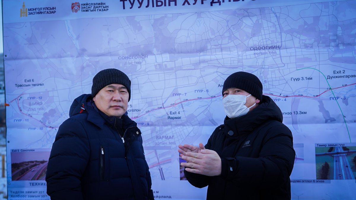 KhNyambaatar's tweet photo. Монгол Улсын Засгийн газраас 2025 оныг Нийслэл Улаанбаатар хотын дэд бүтцийн хөгжлийг дэмжих жил болгон зарласан. Үүний хүрээнд ирэх жилүүдэд хийгдэх томоохон бүтээн байгуулалтын ажлуудын нэг болох Туулын хурдны замын гүүрэн тунель огтлолцох цэгт Монгол Улсын Ерөнхий сайд Л.Оюун-Эрдэнэ болон Зам, тээврийн сайд Б.Дэлгэрсайхан болон холбогдох албаны хүмүүстэй ажиллалаа.

Туулын хурдны замын тендерийг энэ сард багтаан зарлаж, бүтээн байгуулалтын ажлыг ирэх дөрөвдүгээр сард эхлүүлэхээр бэлтгэл хангаж байна. Түүнчлэн 32 км урт хурдны замыг 24 сарын хугацаанд барихаар төлөвлөсөн. Уг зам хотын урд талын гүүрнүүд дээгүүр гарах гүүрэн байгууламжтай байхаараа онцлогтой. Гүүрэн байгууламжуудын бүтээн байгуулалтын ажлыг хийхдээ одоо байгаа гүүрний зорчих хөдөлгөөнийг хаалгүйгээр хийхээр төлөвлөсөн.

Уг зам зүүн талдаа Баянзүрхийн гүүрнээс эхэлж, баруун талдаа баруун аймгууд руу салдаг аюулгүй тойрог хүртэл үргэлжлэх юм. Нийт 32 км урт, зургаан эгнээ, зургаан гарц бүхий уг замыг товлосон хугацаандаа ашиглалтад оруулснаар Улаанбаатар хотын хөдөлгөөний эрчим 14 орчим хувиар нэмэгдэх тооцоолол хийгдсэн.