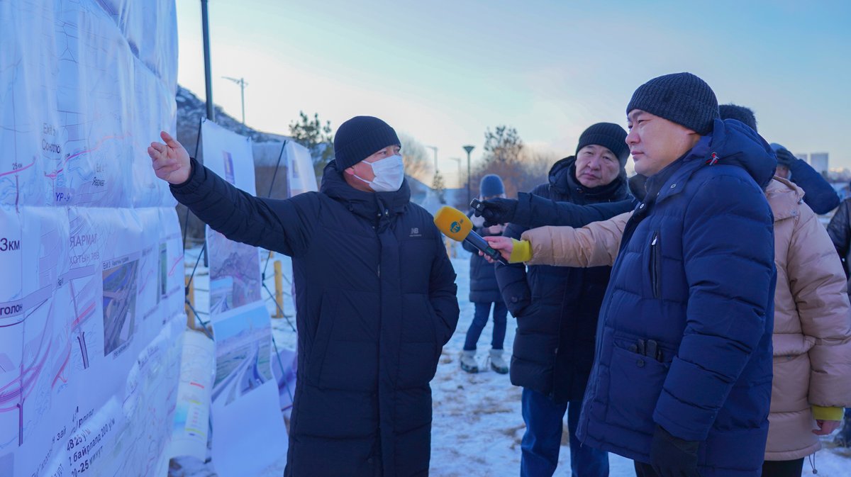 KhNyambaatar's tweet photo. Монгол Улсын Засгийн газраас 2025 оныг Нийслэл Улаанбаатар хотын дэд бүтцийн хөгжлийг дэмжих жил болгон зарласан. Үүний хүрээнд ирэх жилүүдэд хийгдэх томоохон бүтээн байгуулалтын ажлуудын нэг болох Туулын хурдны замын гүүрэн тунель огтлолцох цэгт Монгол Улсын Ерөнхий сайд Л.Оюун-Эрдэнэ болон Зам, тээврийн сайд Б.Дэлгэрсайхан болон холбогдох албаны хүмүүстэй ажиллалаа.

Туулын хурдны замын тендерийг энэ сард багтаан зарлаж, бүтээн байгуулалтын ажлыг ирэх дөрөвдүгээр сард эхлүүлэхээр бэлтгэл хангаж байна. Түүнчлэн 32 км урт хурдны замыг 24 сарын хугацаанд барихаар төлөвлөсөн. Уг зам хотын урд талын гүүрнүүд дээгүүр гарах гүүрэн байгууламжтай байхаараа онцлогтой. Гүүрэн байгууламжуудын бүтээн байгуулалтын ажлыг хийхдээ одоо байгаа гүүрний зорчих хөдөлгөөнийг хаалгүйгээр хийхээр төлөвлөсөн.

Уг зам зүүн талдаа Баянзүрхийн гүүрнээс эхэлж, баруун талдаа баруун аймгууд руу салдаг аюулгүй тойрог хүртэл үргэлжлэх юм. Нийт 32 км урт, зургаан эгнээ, зургаан гарц бүхий уг замыг товлосон хугацаандаа ашиглалтад оруулснаар Улаанбаатар хотын хөдөлгөөний эрчим 14 орчим хувиар нэмэгдэх тооцоолол хийгдсэн.