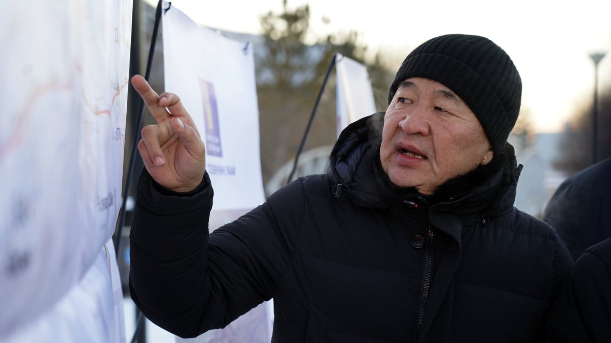 KhNyambaatar's tweet photo. Монгол Улсын Засгийн газраас 2025 оныг Нийслэл Улаанбаатар хотын дэд бүтцийн хөгжлийг дэмжих жил болгон зарласан. Үүний хүрээнд ирэх жилүүдэд хийгдэх томоохон бүтээн байгуулалтын ажлуудын нэг болох Туулын хурдны замын гүүрэн тунель огтлолцох цэгт Монгол Улсын Ерөнхий сайд Л.Оюун-Эрдэнэ болон Зам, тээврийн сайд Б.Дэлгэрсайхан болон холбогдох албаны хүмүүстэй ажиллалаа.

Туулын хурдны замын тендерийг энэ сард багтаан зарлаж, бүтээн байгуулалтын ажлыг ирэх дөрөвдүгээр сард эхлүүлэхээр бэлтгэл хангаж байна. Түүнчлэн 32 км урт хурдны замыг 24 сарын хугацаанд барихаар төлөвлөсөн. Уг зам хотын урд талын гүүрнүүд дээгүүр гарах гүүрэн байгууламжтай байхаараа онцлогтой. Гүүрэн байгууламжуудын бүтээн байгуулалтын ажлыг хийхдээ одоо байгаа гүүрний зорчих хөдөлгөөнийг хаалгүйгээр хийхээр төлөвлөсөн.

Уг зам зүүн талдаа Баянзүрхийн гүүрнээс эхэлж, баруун талдаа баруун аймгууд руу салдаг аюулгүй тойрог хүртэл үргэлжлэх юм. Нийт 32 км урт, зургаан эгнээ, зургаан гарц бүхий уг замыг товлосон хугацаандаа ашиглалтад оруулснаар Улаанбаатар хотын хөдөлгөөний эрчим 14 орчим хувиар нэмэгдэх тооцоолол хийгдсэн.