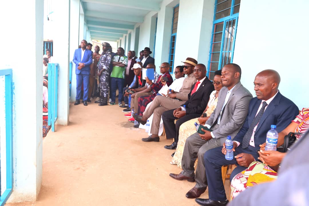 RTNBurundi's tweet photo. #Burundi : En plus de l'inauguration, ce visionnaire originaire de la colline #Burima a offert 120 bancs-pupitres, soit 20 bancs par classe, ainsi que du matériel didactique aux élèves et aux enseignants, d'une valeur de 5 millions, afin de faciliter l'enseignement. https://t.co/8FBuL8fYnW