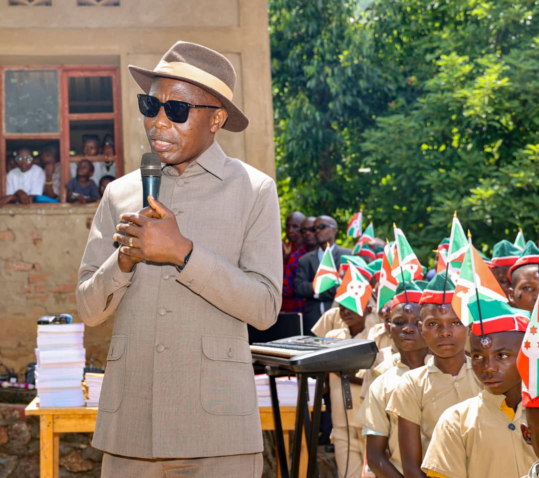 RTNBurundi's tweet photo. #Burundi : En plus de l'inauguration, ce visionnaire originaire de la colline #Burima a offert 120 bancs-pupitres, soit 20 bancs par classe, ainsi que du matériel didactique aux élèves et aux enseignants, d'une valeur de 5 millions, afin de faciliter l'enseignement. https://t.co/8FBuL8fYnW