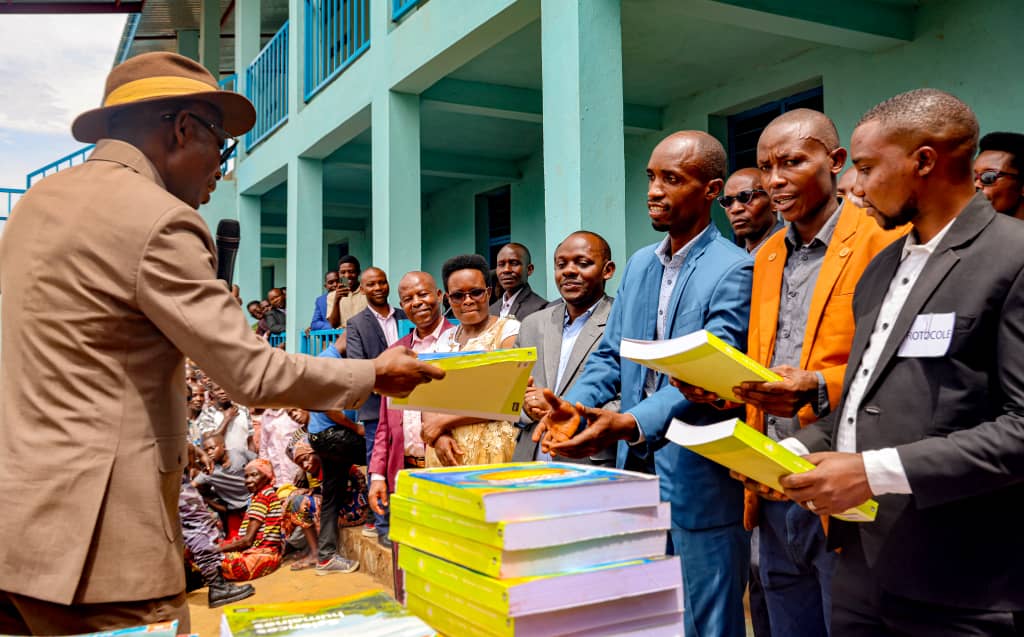 RTNBurundi's tweet photo. #Burundi : En plus de l'inauguration, ce visionnaire originaire de la colline #Burima a offert 120 bancs-pupitres, soit 20 bancs par classe, ainsi que du matériel didactique aux élèves et aux enseignants, d'une valeur de 5 millions, afin de faciliter l'enseignement. https://t.co/8FBuL8fYnW