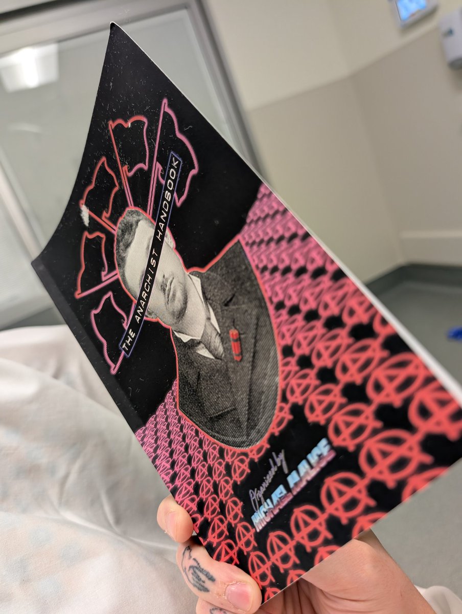problygayns8nic's tweet photo. Not how I wanted to spend the night but at least I'm not dying of boredom. #knitting #loomknitting #anarchy https://t.co/HfeLbFtYfA