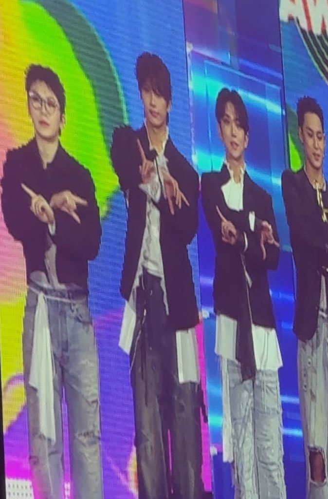 moontomeetyou's tweet photo. “let’s meet often in 2025”

THANK YOU JUNNIE 😭😭😭 https://t.co/3pVUCr8PD4