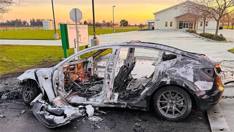 Este Tesla comenzó a arder de forma espontánea, en él se encontraban dos personas escaparon de milagro rompiendo la ventana y así evitaron morir calcinados como otros propietarios de esta marca, el coche estaba cubierto en llamas cuando acudieron los equipos de emergencia 😱