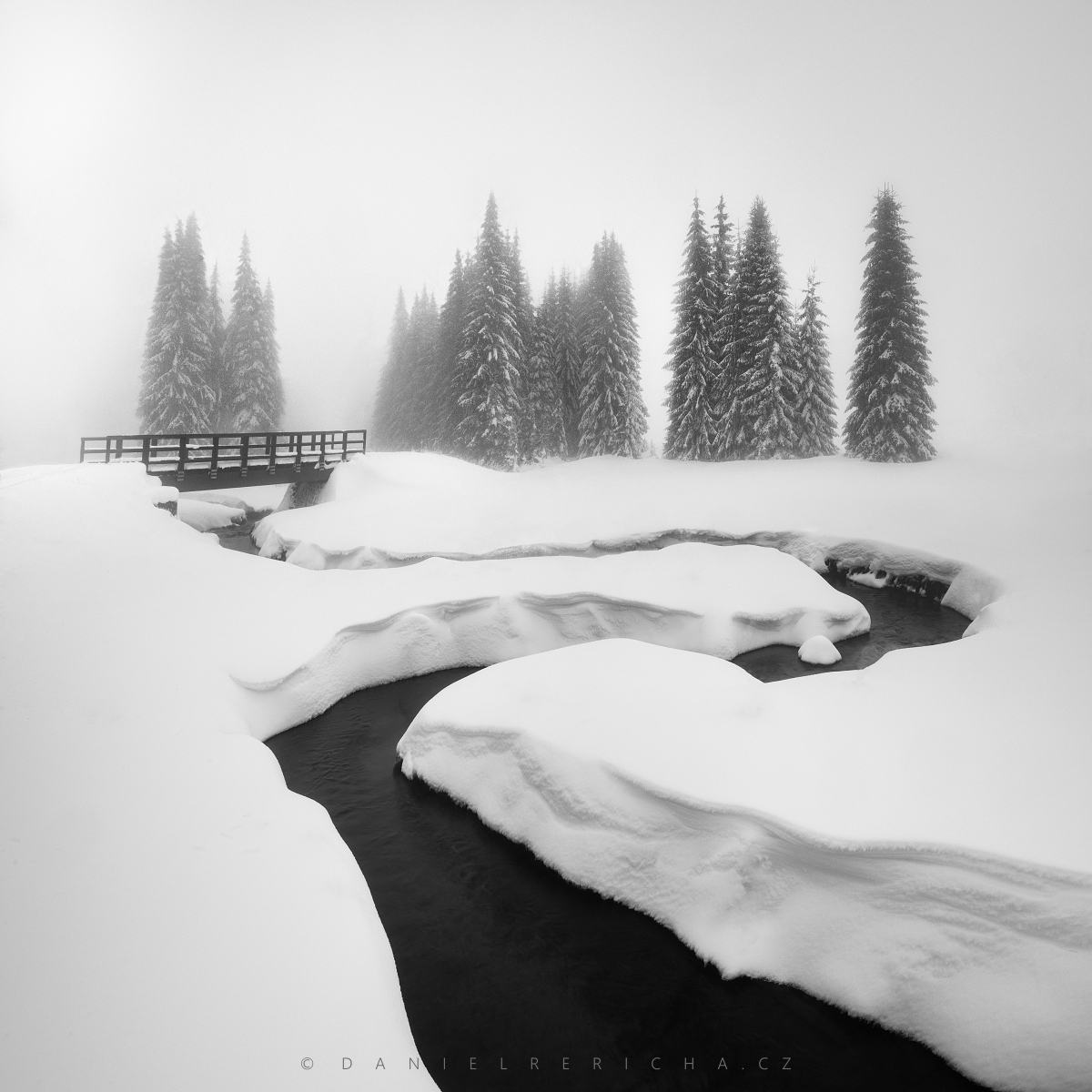 reichadaniel's tweet photo. KRUŠNOHORSKÉ ZÁKRUTY...
mám rád, když krajinu Krušných hor pokryje sníh a vše se schová do husté mrazivé mlhy 🇨🇿

#bnwphotography #bnw #bw #minimalism #landscape #landscapephotography https://t.co/XnS4UwjtJd