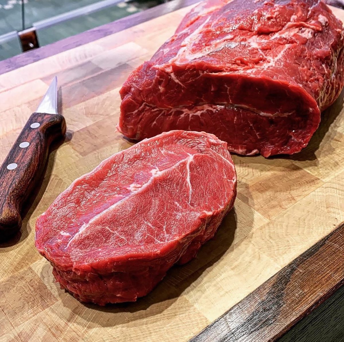 Langlai73410097's tweet photo. Toujours si beau ,
Toujours si bon …
Savez vous quel est son nom ?
Ses usages sont multiples,
Braisé, en pot au feu , maturé sur os , fantastique !!!
#boeuf #beef #beefchuck #beefcheeks #ilovemeat #meatlover #recettefacile #potaufeu #bourguignon https://t.co/O1IYM5EecF