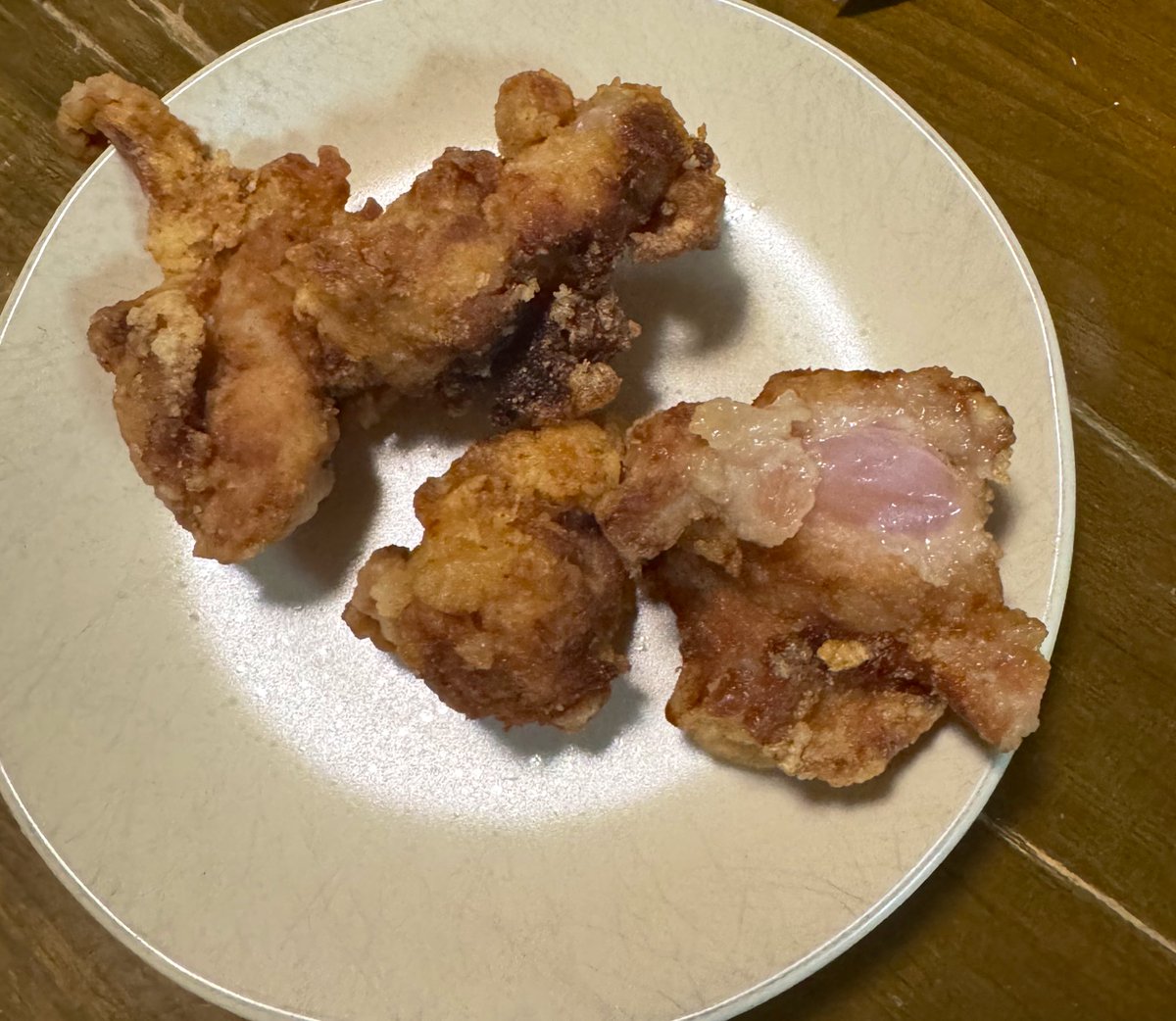 sp4x4ys9's tweet photo. スーパーで唐揚げ買ったら火の通ってない部分があって鬱。 https://t.co/ovHd0TBR7V