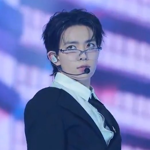 lhslovespace's tweet photo. heeseung with glasses is always so handsome… https://t.co/kCwwQ0aVU4