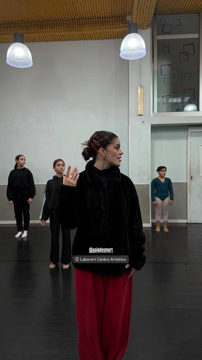 isanhlover's tweet photo. vedere gaia in sala ad insegnare la cosa che mi rende più felice di tutte, sapere che con amore che solo lei ha insegna ciò che più ama🤍🩰 https://t.co/5M0ZScPv86