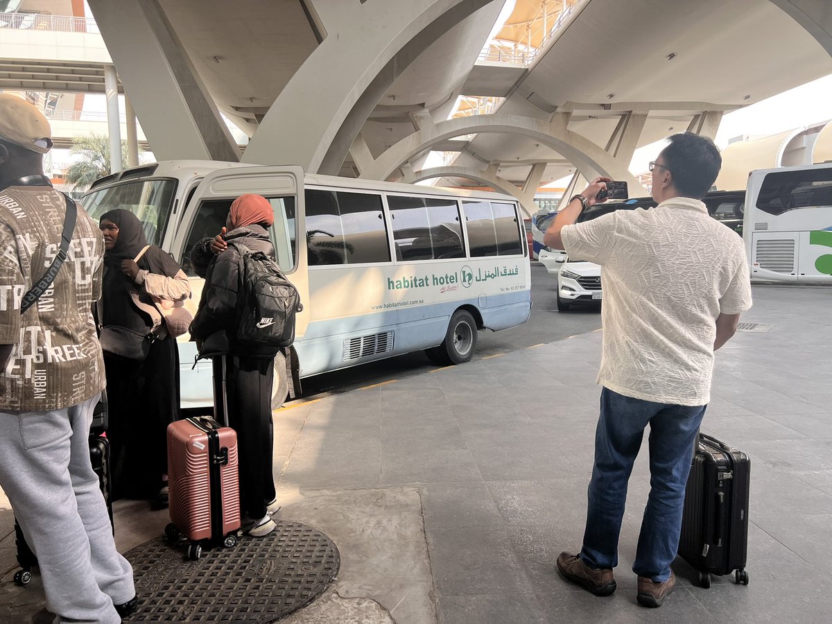 Mooza83's tweet photo. @omanair الأخوة في الطيران العماني
هل يعقل هذا الحل من لدنكم!؟ نحن ركاب الطائرة WY 672 المتجه من جدة الى مسقط؟! عالقون فالمطار من الساعة٧ و٤٠ صباحا  وحتى الآن بلا حلول مرضية?! واخر المطاف الآن اسوء باص لركاب عددهم يفوق المائة #الطيران_العماني https://t.co/xPTTq6NQSr