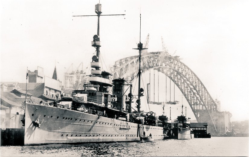 FlMichele69's tweet photo. Cruisers
CL #HNLMSJava (1925-1942)
Java Class
📷 October 1930 #Sydney🇦🇺 In background DD #HNLMSDeRuyter DR and DD #HNLMSEvertsen EV
@kon_marine 🇳🇱 https://t.co/MgTDCq3fYs